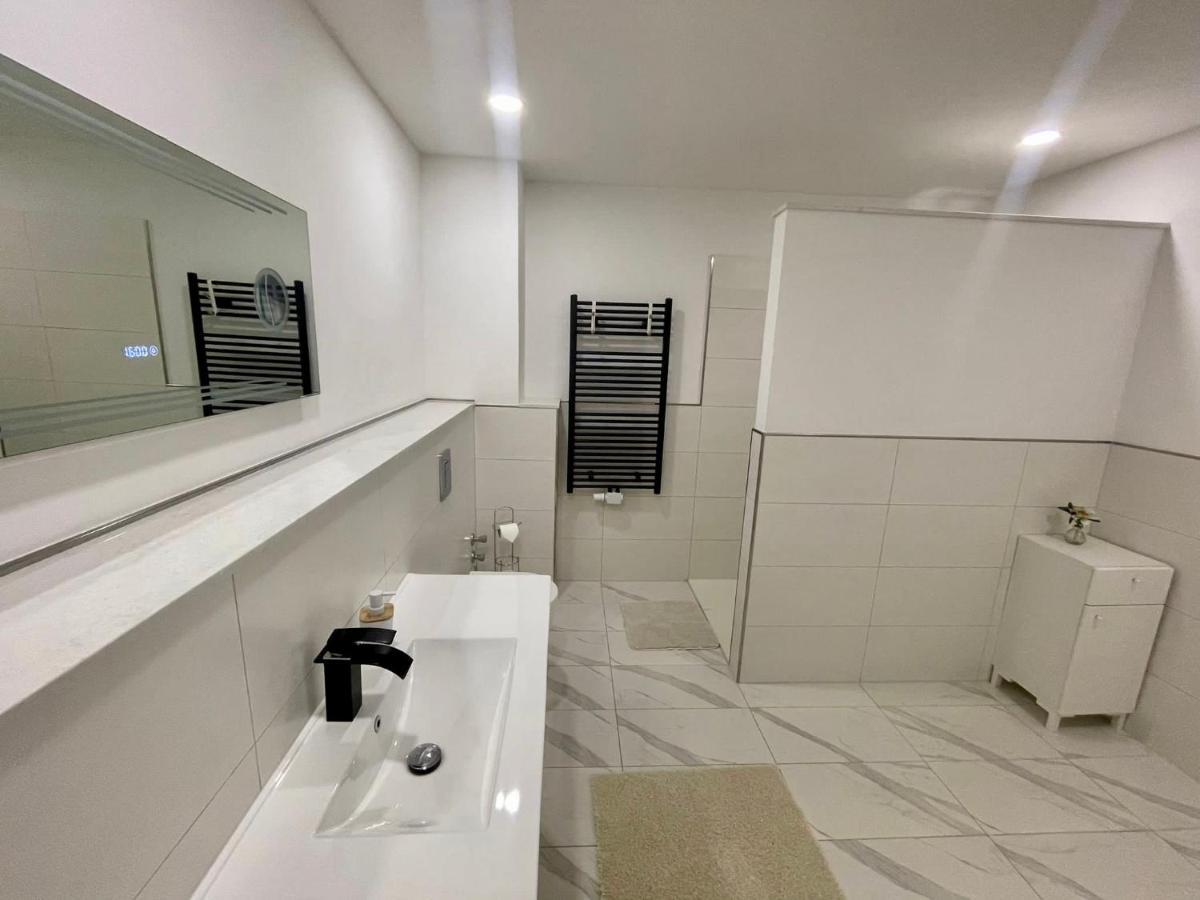 Easystay#4 Home Cinema Ferienwohnung In Kliniknaehe Mit Balkon, Boxspringbett & Netflix Bad Oeynhausen Exterior foto